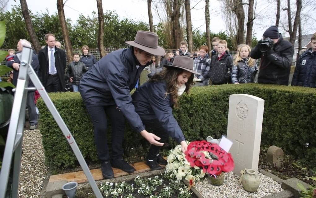 BARENDRECHT – Australische jongeren legden donderdag in Barendrecht een krans bij het graf van een Australische piloot. Het graf wordt onderhouden door leerlingen van de Rehobothschool. Foto P. Groenveld