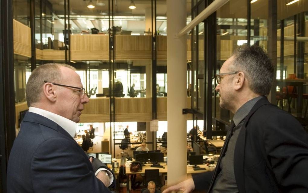 Hoofdredacteur Willem Schoonen (l.) van Trouw en Peter Vandermeersch van NRC Handelsblad: „We brengen steeds meer eigen nieuws en achtergrondartikelen.” Foto Rufus de Vries