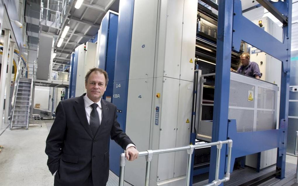 Henk van Esch, algemeen directeur van de Koninklijke BDU in Barneveld, in de hal waar de nieuwe geavanceerde drukpers staat opgesteld waarmee het Reformatorisch Dagblad vanaf maandag op tabloidformaat wordt gedrukt.   Foto RD, Anton Dommerholt