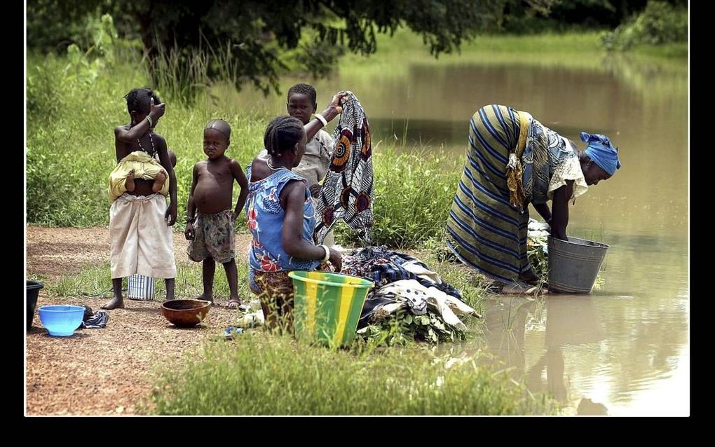 „Het is nog maar de vraag of minister Ploumen van Ontwikkelingssamenwerking haar mooie ambities kan waarmaken.” Foto: vrouwen doen de was in Burkina Faso. Beeld RD, Sjaak Verboom