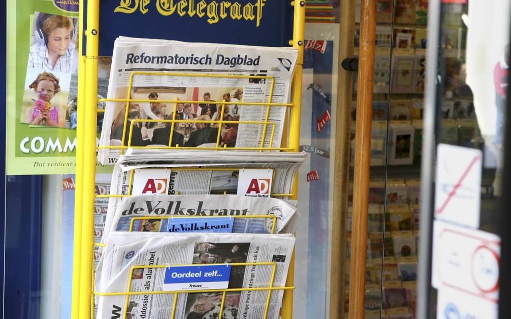 De vertrouwde papieren krant krijgt steeds vaker gezelschap van een digitaal broertje (e-paper). Vooralsnog weten slechts enkele dagbladen daarmee hun oplage op peil te houden. Foto RD, Anton Dommerholt