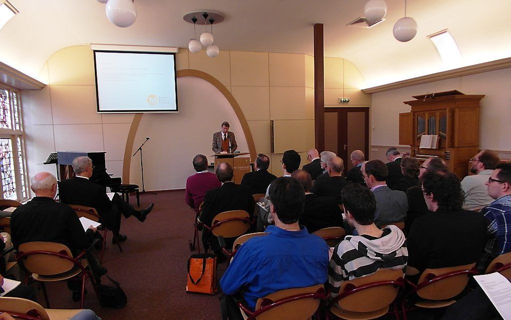 Dr. H. R. van de Kamp sprak vrijdag op de studiedag ”Spelen met Leviathan” aan de Theologische Universiteit Kampen (TUK). Foto RD