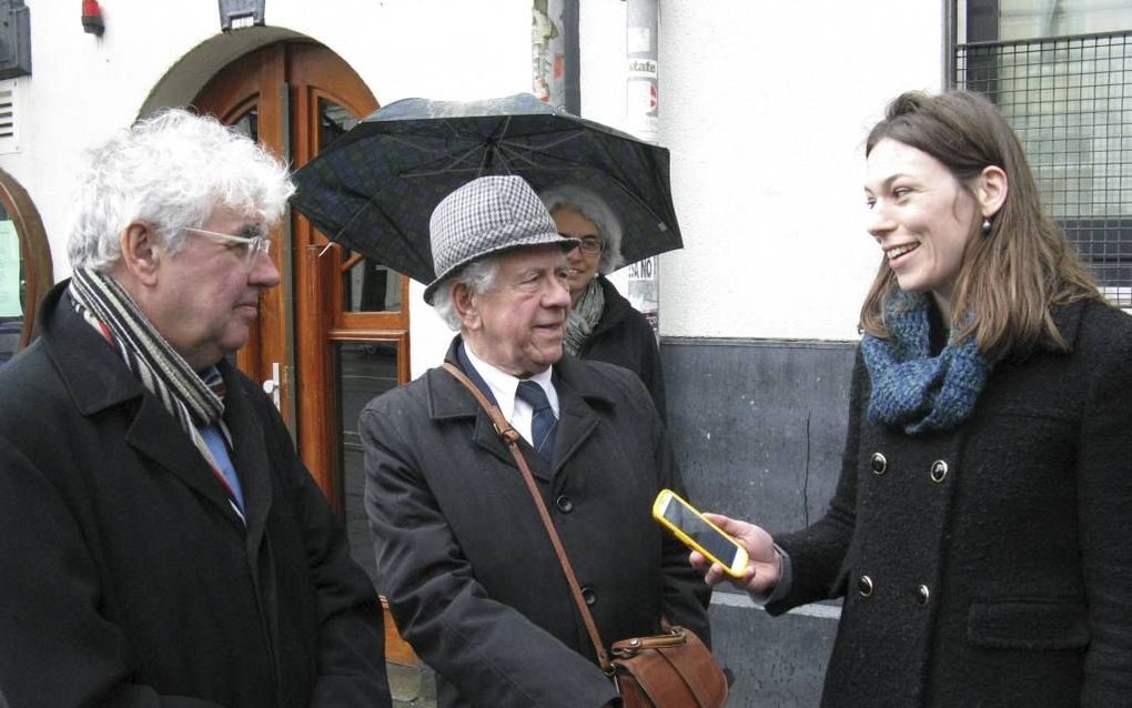 Schrijver Geert Mak (l.) was vrijdag bij de lancering van de mobiele app Joodse Huizen. Voormalige woningen van tijdens de Shoah gestorven Joden worden getoond.	Foto RD