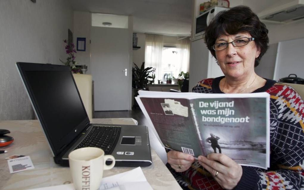 Ellen Vermaeten met een manuscript van het boek dat zij schreef over haar vader. Heinz Vermaeten was tijdens de Tweede Wereldoorlog tegen wil en dank soldaat in de Duitse Wehrmacht. „Nooit vergeet ik de aanblik van die hysterische, op wraak beluste nazi’s