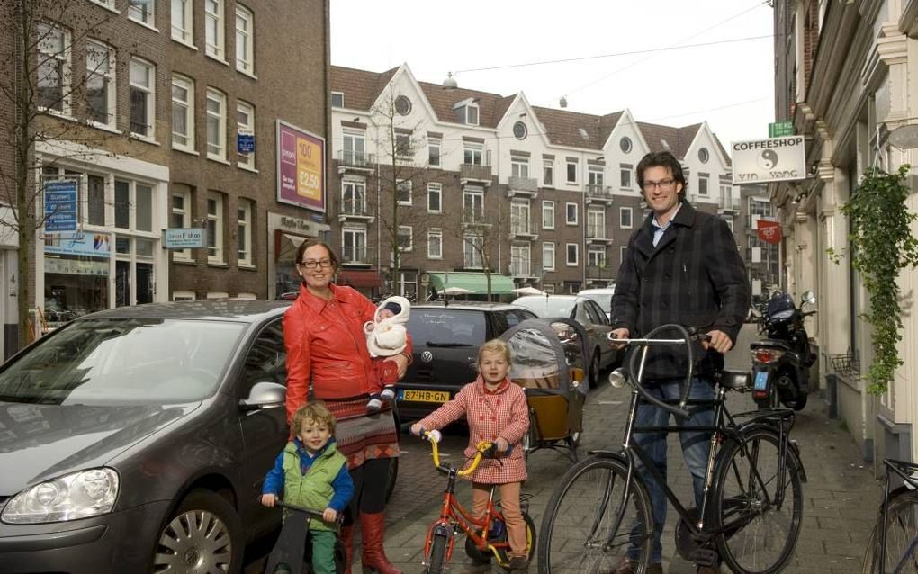 Het gezin Boogaard in de wijk waarin het woont: de Spaarndammerbuurt in Amsterdam-West. beeld Rufus de Vries