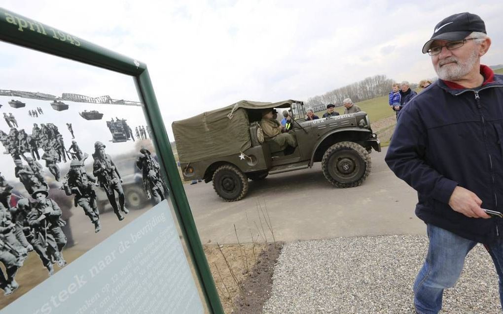 Bij de IJsseloever ten westen van Westervoort werd zaterdagmiddag een luisterkei onthuld bij het herdenkingspaneel van de geallieerde overtocht uit 1945. Bezoekers konden meevaren met amfibievoertuigen die vanaf de wal de IJssel in doken. beeld VidiPhoto