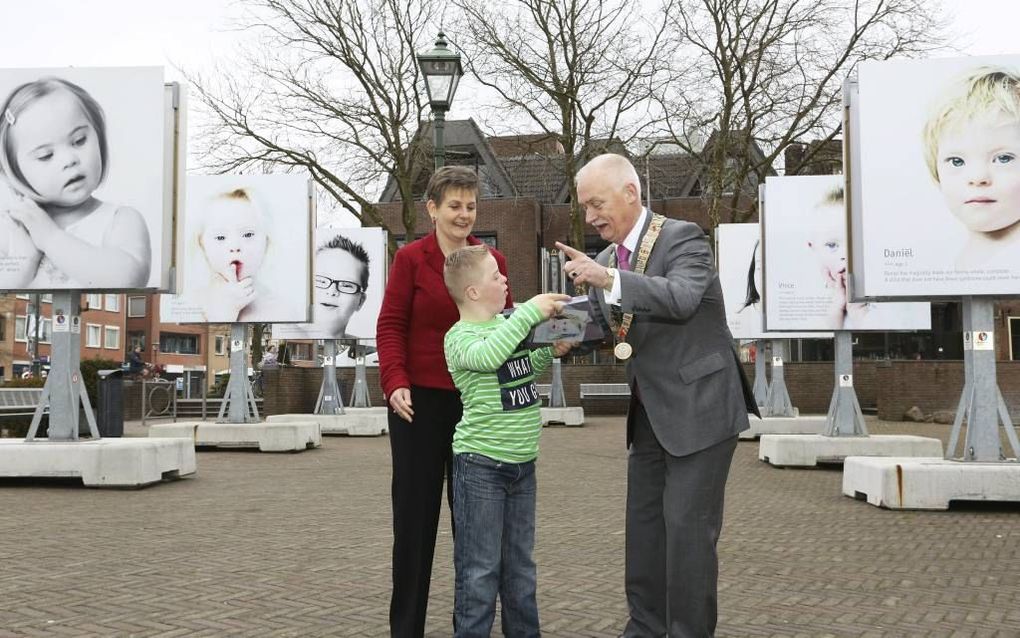 Voor de Grote Kerk in Barneveld werd zaterdag de openluchtexpositie ”Down’s upside” geopend door Luuk Boer (9) uit Voorthuizen, een van de gefotografeerde kinderen. beeld VidiPhoto