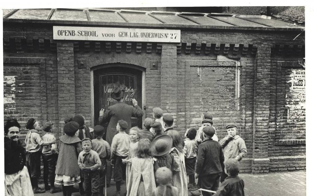 Op de geboortedag van prinses Juliana in 1909 kregen de leerlingen van de openbare lagere school aan de Grote Wittenburgerstraat 39 in Amsterdam vrij. beeld Nationaal Onderwijsmuseum