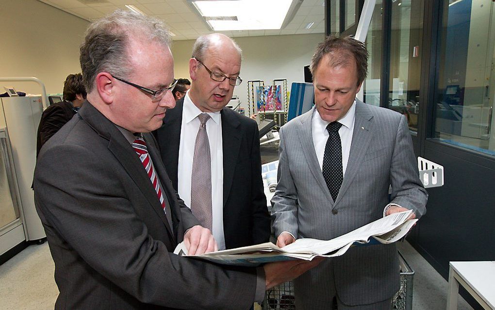 Directeur Bart Visser (l.) en hoofdredacteur Wim Kranendonk nemen de eerste tabloid in ontvangst bij drukker BDU in Barneveld. Foto RD, Anton Dommerholt