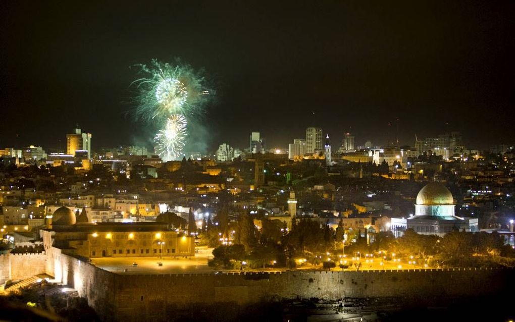 Vuurwerk verlichtte maandagavond de hemel boven Jeruzalem. Het schouwspel markeerde het 65-jarig bestaan van de Joodse staat. beeld RD, Henk Visscher