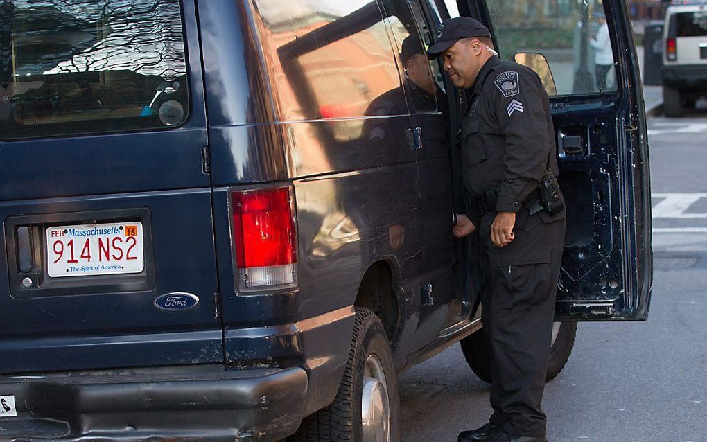 Politieagent onderzoekt een busje in Boston.  Foto EPA