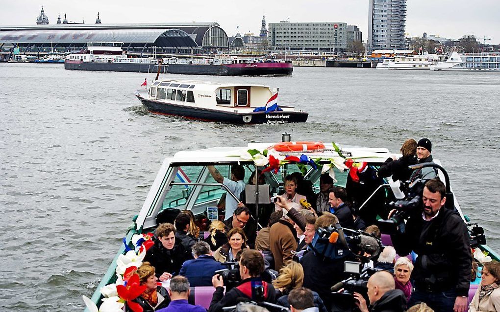 De MS Havenbeheer, de boot die de Koninklijke familie vervoert tijdens de Koningsvaart, vaart over het IJ. Ter voorbereiding op de troonswisseling op 30 april, organiseert de gemeente Amsterdam een perstour langs diverse locaties aan de Koningsvaart.  Fot