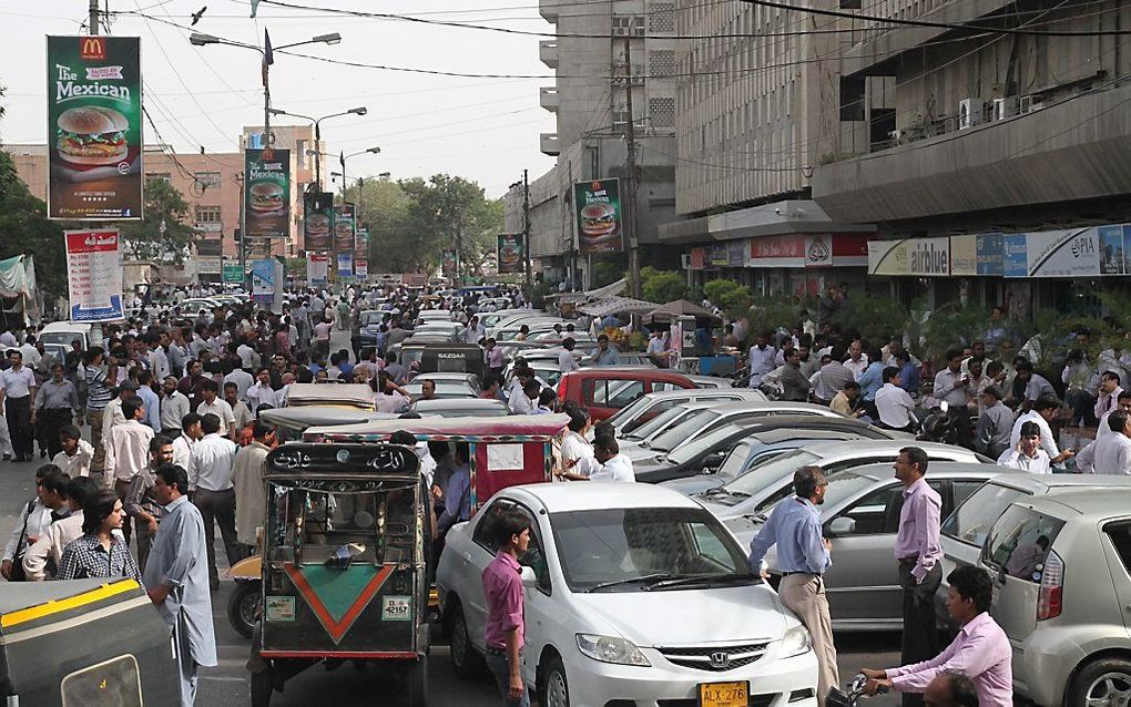 Mensen in Karachi (Pakistan) op straat na de beving. Foto EPA