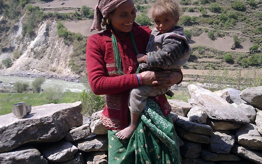 Ontmoeting met een Nepalese vrouw en haar kind op de tocht van Simikot naar Jaira. Foto HVC