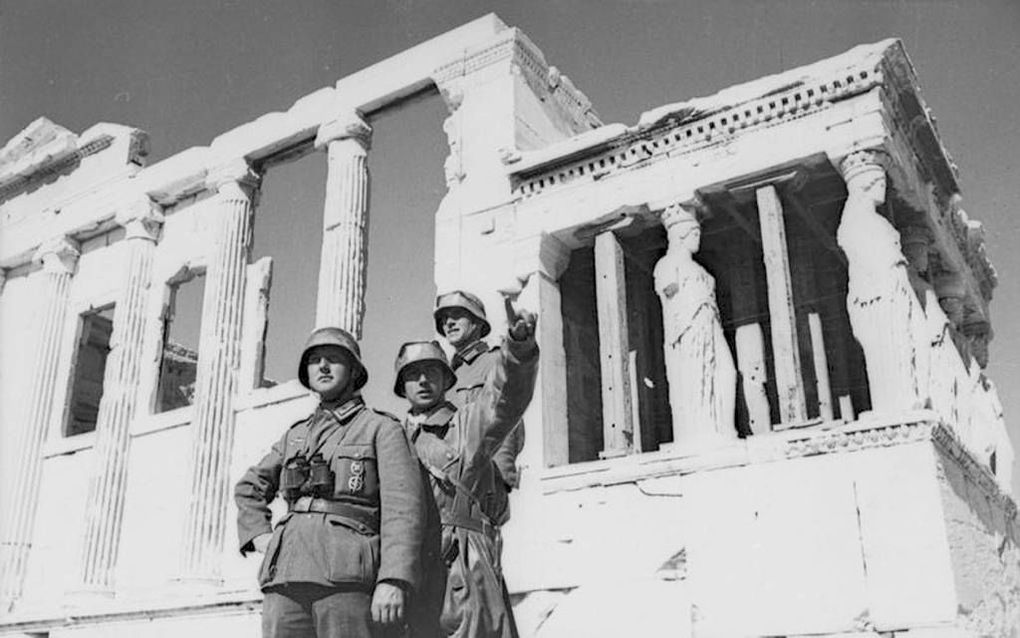 ATHENE. Drie soldaten van de Wehrmacht in mei 1941 op de Akropolis in Athene. beeld Bundesarchiv