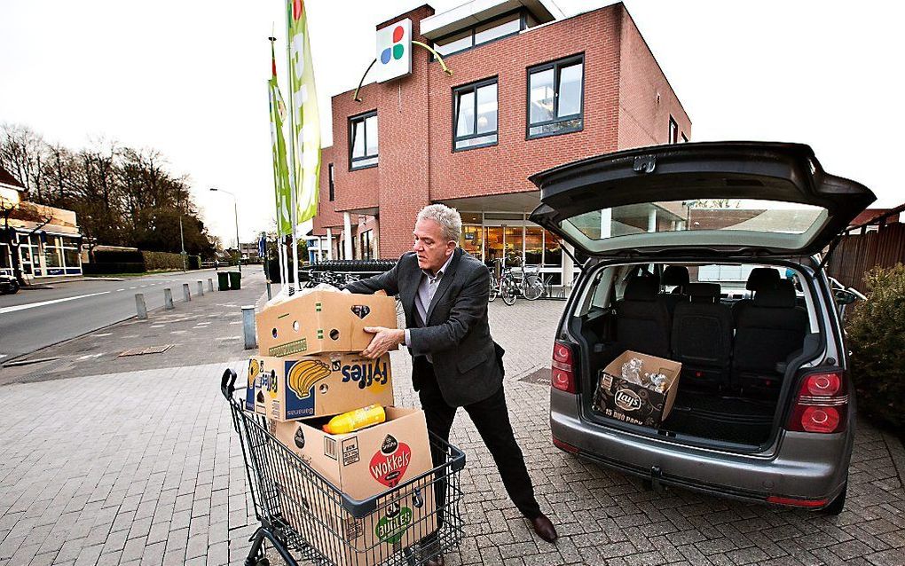 Ebe Bruinsma haalt elke avond rond acht uur bij twee supermarkten in Dordrecht niet meer verkoopbare producten op. „Als christen moet je simpele dingen doen die op je pad komen.” beeld Dirk Hol