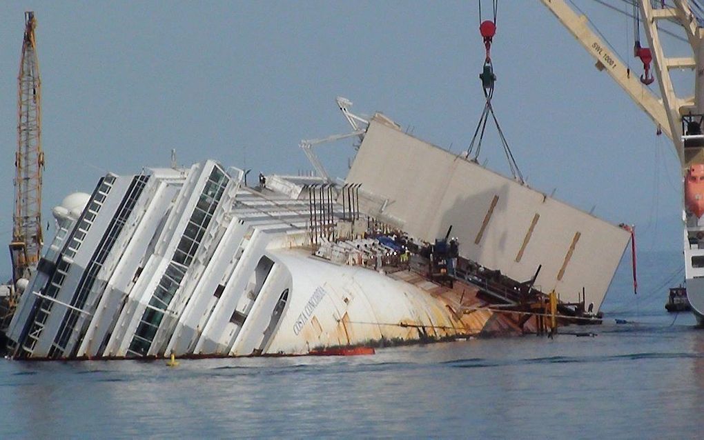 Bergingswerkers zijn woensdag begonnen met het vlot trekken van de Costa Concordia bij het Italiaanse eiland Giglio. Foto EPA