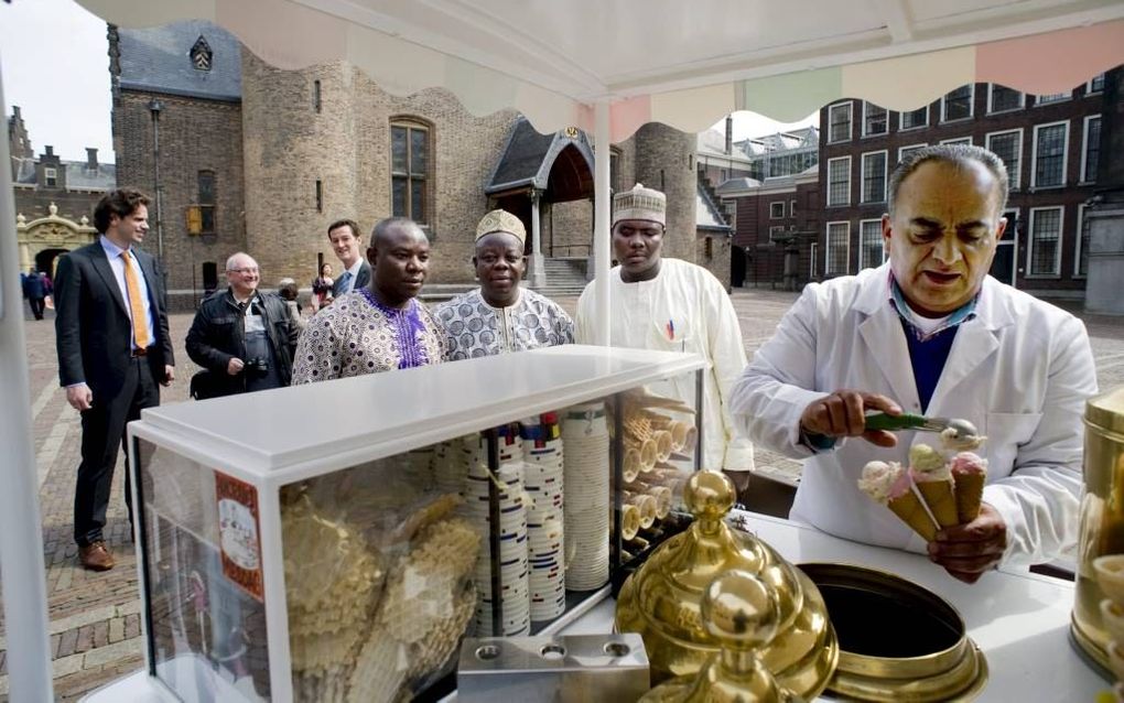 Een delegatie van Nigerianen die woensdag in de Tweede Kamer sprak over de christenvervolging in hun land, geniet bij de ijsboer op het Binnenhof nog even van het mooie lenteweer. Foto Frank van Rossum