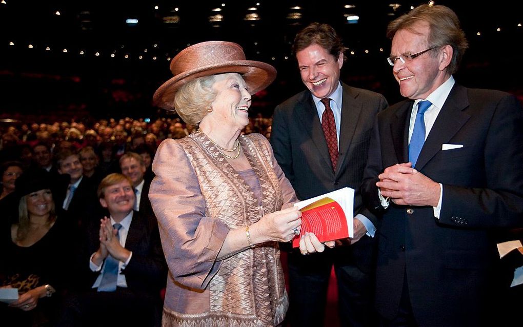 Koningin Beatrix ontvangt het boek Storm in de media uit handen van Tony van der Meulen (R) en Arendo Joustra, november 2009. Foto ANP