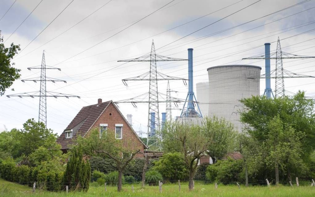 Bewoners van huizen onder hoogspanningslijnen kunnen worden uitgekocht. De kabels gaan daar niet ondergronds. Beeld Fotolia