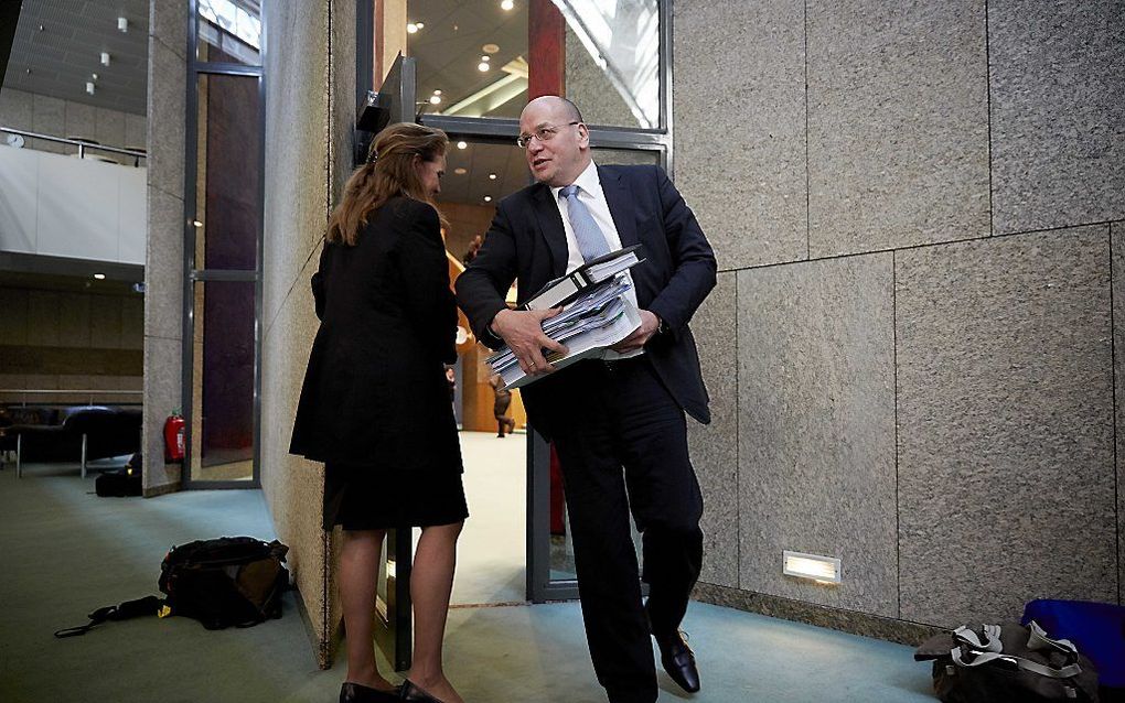 Staatssecretaris van Veiligheid en Justitie Fred Teeven verlaat de plenaire zaal voor lunchpauze tijdens het debat in de Tweede Kamer over de zaak-Dolmatov. Foto ANP