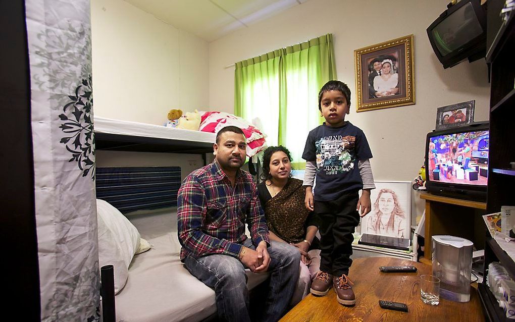 Suneel, Saima en Ephraim Emmanuel (v.l.n.r.) in hun kamer in het azc in Den Helder. Donderdag kreeg het christelijke asielzoekergezin te horen dat het binnenkort wordt uitgezet. Ze vrezen bij terugkeer naar Pakistan groot gevaar. beeld Sjaak Verboom