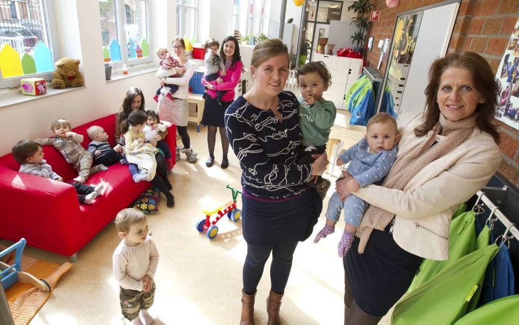 Tineke Span-Hendrikse (r.) en Nicole Colijn-Hogewoning (tweede van r.) startten een jaar geleden een christelijke kinderopvang in de Haagse wijk Statenkwartier. beeld RD, Anton Dommerholt