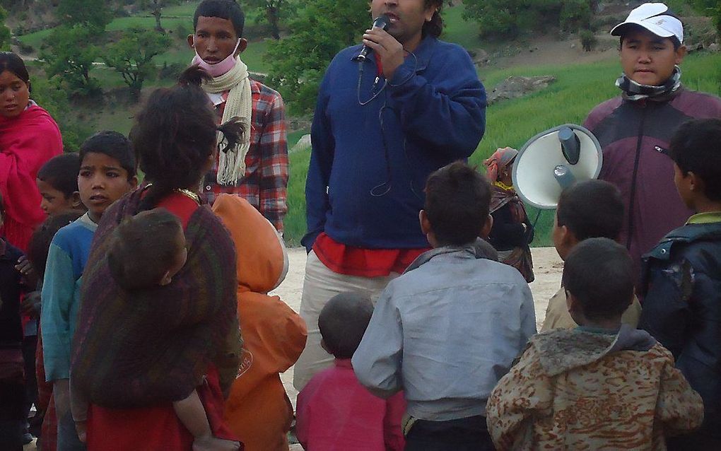 Evangelist Philip preekt voor mensen in Jaira. Foto HVC