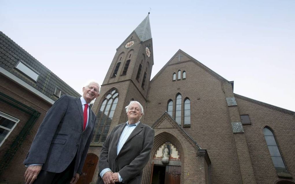 Oud-burgemeester Burgering (links) en oud-gemeentearchivaris Gerjan Crebolder voor de rooms-katholieke Catharinakerk in Barneveld. Foto Herman Stöver