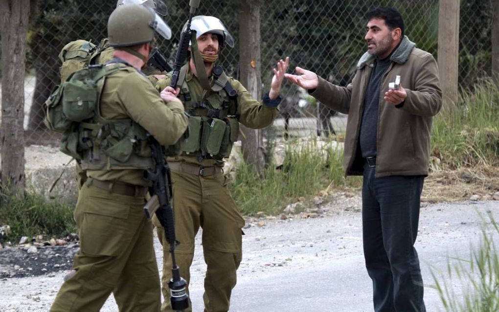 Een Palestijn ruziet met agenten van de Israëlische grenspolitie. Het vredesproces bevindt zich nog altijd in een impasse. De Nederlandse adviesraad AIV riep deze week de Europese Unie ertoe op actie te ondernemen om het vredesproces vlot te trekken. beel