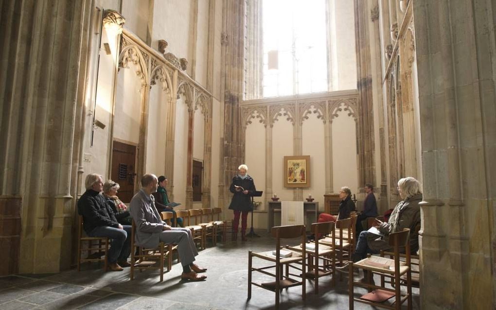 Iedere middag is er in de Domkerk te Utrecht een korte pauzedienst. „Dit is een kerk voor stad en regio. Wij zijn zeven dagen per week open.” Beeld RD, Anton Dommerholt