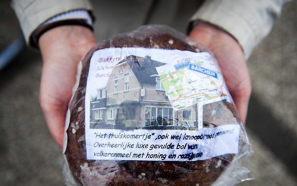 Een bakker heeft een speciaal brood gebakken voor de manifestatie tegen leegstand in het dorp Barchem. Het Achterhoekse dorp zet zichzelf twee dagen in de etalage in de strijd tegen leegloop. Met de manifestatie 'Barchem te koop' hopen de inwoners de tien