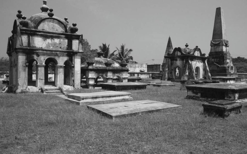 In het vissersdorpje Pullicat, aan de oostkust van India, begroeven Nederlandse VOC-handelaren hun doden onder imposante graftombes. Foto John Stoker