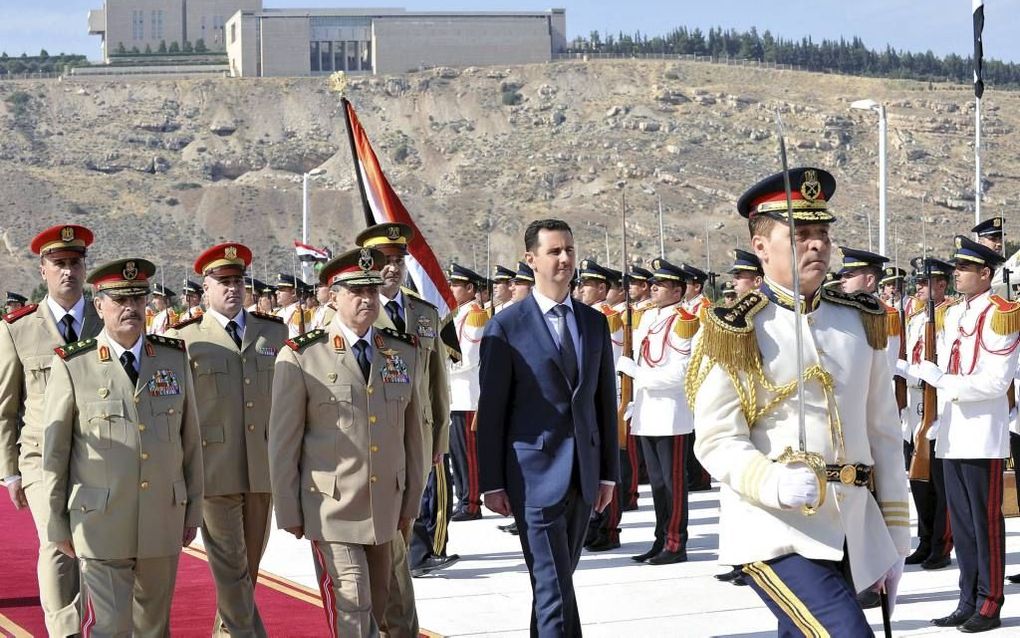 President Assad bezoekt het graf van de onbekende soldaat. Het monument staat bij het Qassiungebergte. Foto EPA