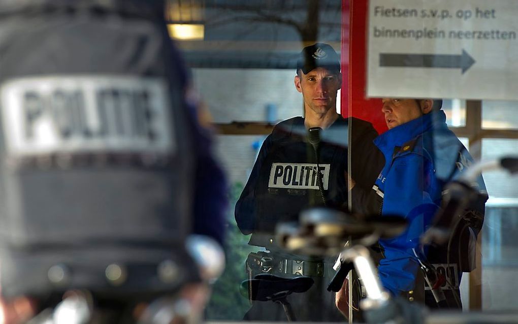 Politieagenten met kogelwerende vesten bij het Driestar College in Leiden. Foto ANP