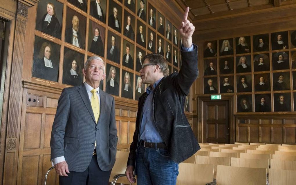 UTRECHT. Terwijl de bezoekers van de ForumC Wetenschapsdag elders in het Academiegebouw een broodje eten, zetten prof. dr. Fokko Oldenhuis en CU-politicus Eimert van Middelkoop hun gesprek over de weigerambtenaar in de Senaatszaal voort. Foto Erik Kottier