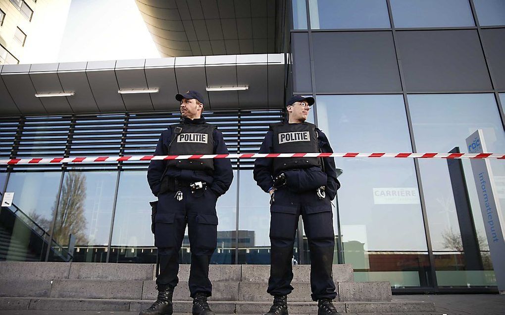 Politieagenten staan voor het ROC in Leiden. Foto ANP