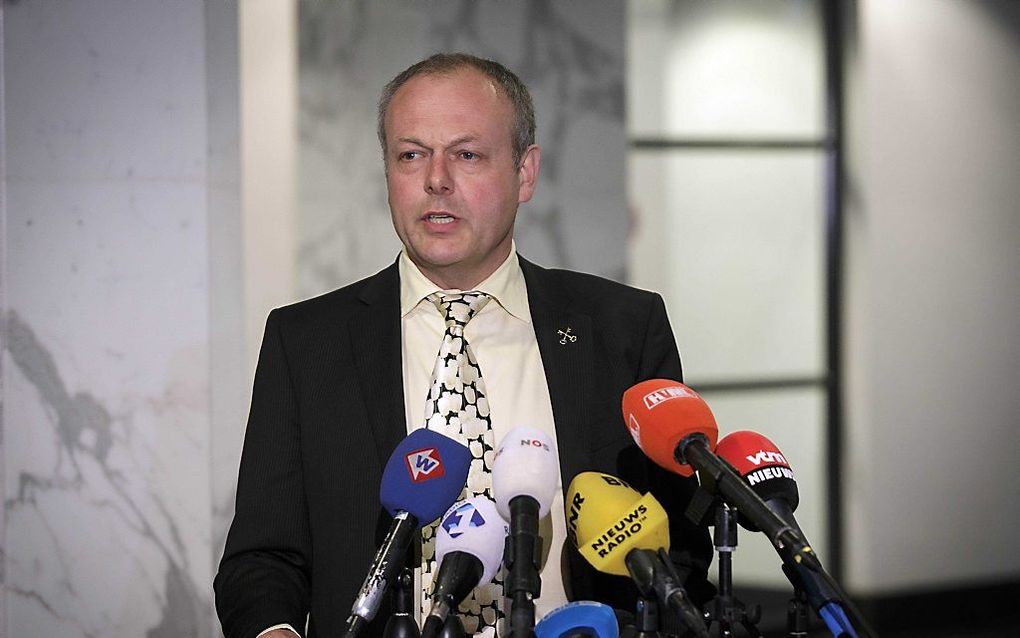 Burgemeester Henri Lenferink geeft maandagavond een persconferentie in het stadhuis. Foto ANP