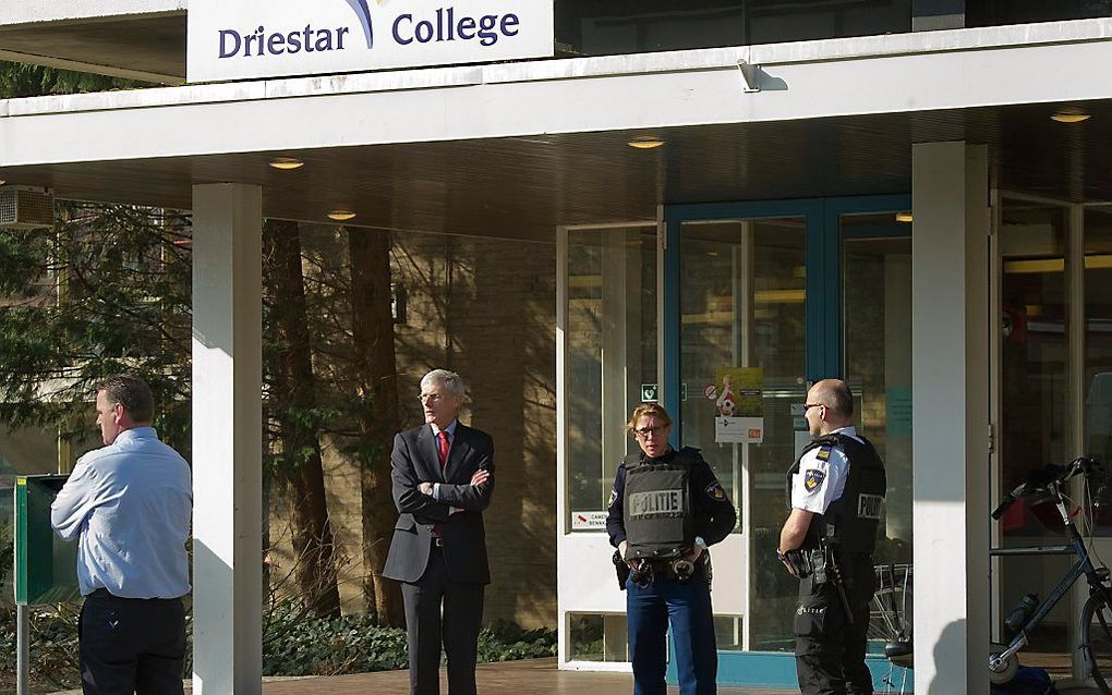 Politieagenten met kogelwerende vesten maandag bij het Driestar College in Leiden. Foto ANP