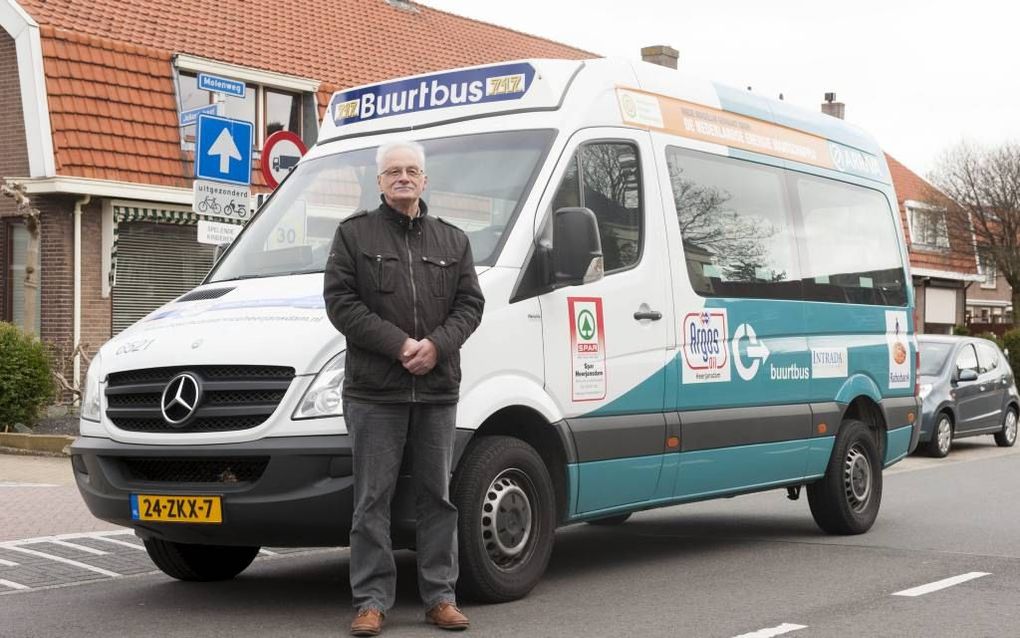 Albert Abee bij de buurtbus in Heerjansdam. Het project blijkt succesvol te zijn. beeld Cees van der Wal