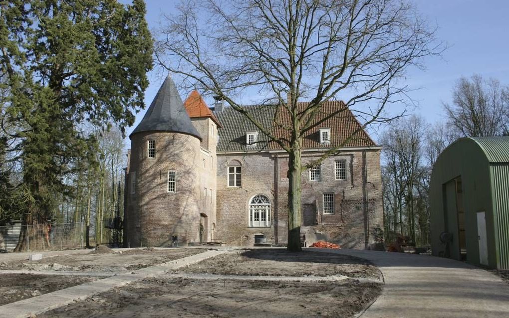 Kasteel Nederhemert in recente, gerestaureerde staat. Het monument werd tijdens de bevrijding verruïneerd. Beeld Geldersch Landschap