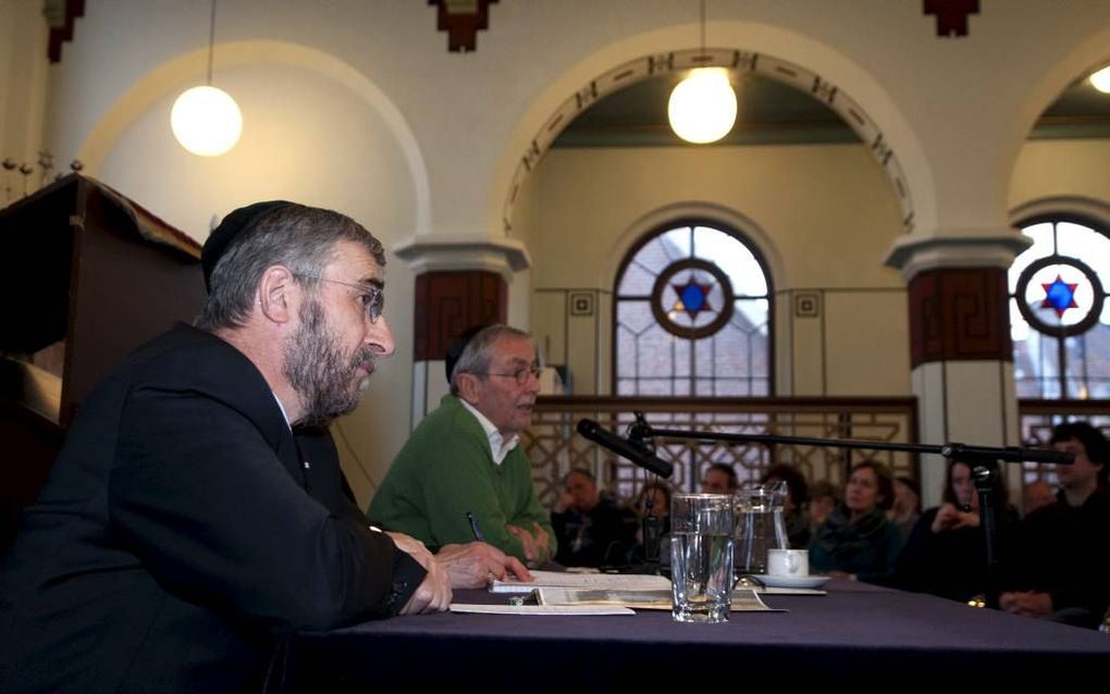 In een volle synagoge van Zutphen gingen rabbijn Lody B. van de Kamp (l.) en ds. H. Günther (r.) –zoon van een in 1944 omgekomen nazi– maandagavond in gesprek. Foto Ruben Meijerink