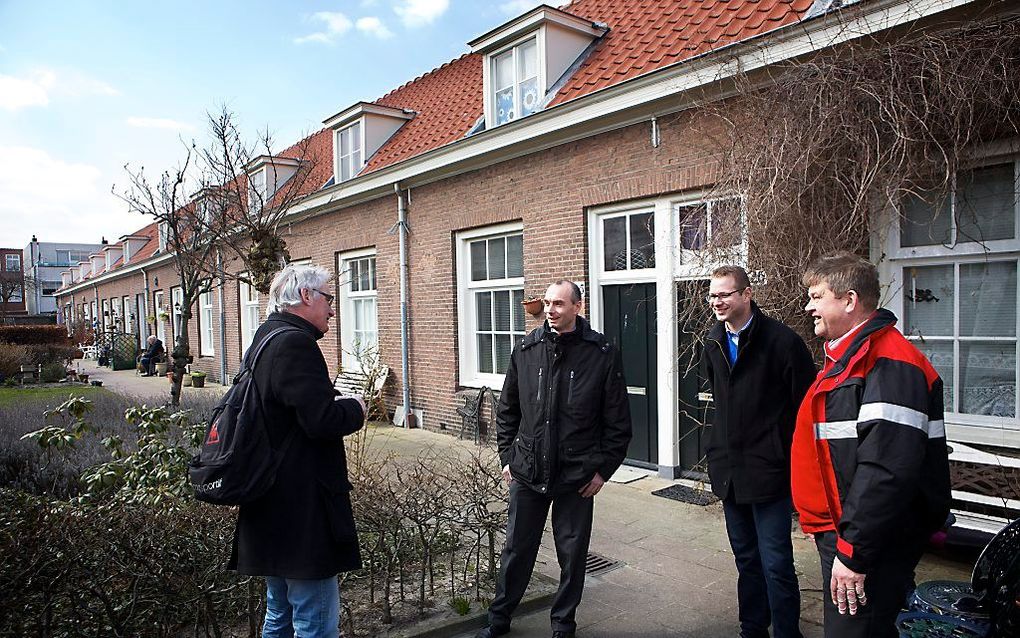 De armenzorgwandeling door Den Haag, bedacht door Stek (stichting voor Stad en Kerk), voert langs hofjes die tot 1995 in handen waren van de hervormde diaconie. V.l.n.r. gids Willem van der Meiden en de Haagse diakenen De Boer, Oskam en Bartelink. beeld S