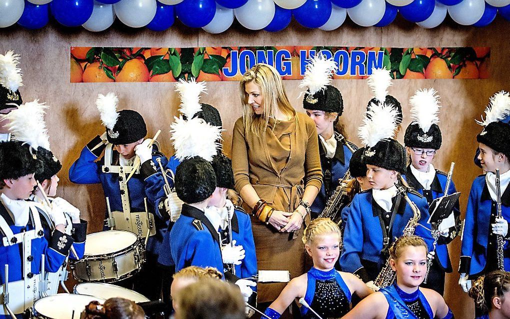 Prinses Maxima tijdens haar bezoek aan de Show Band Hoorn. De showband is opgericht in 2011 om basisschoolleerlingen kennis te laten maken met muziek.  Foto ANP