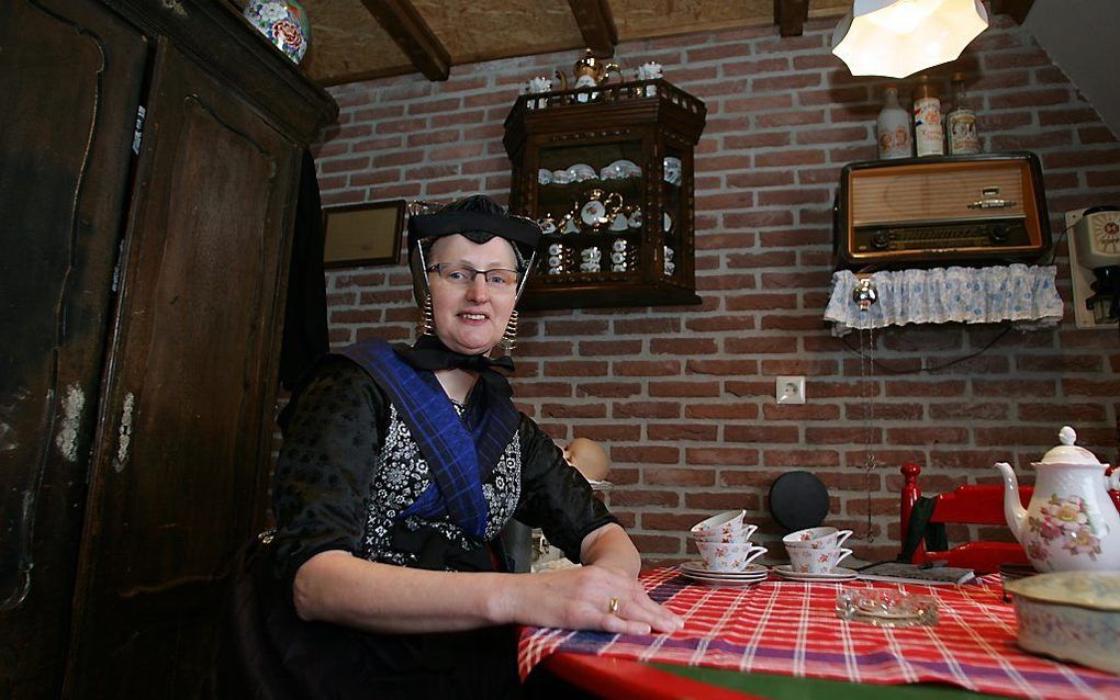 Annigje van der Sluis in haar eigen privémuseum met daarin tal van Staphorster spullen. Foto Eelco Kuiken