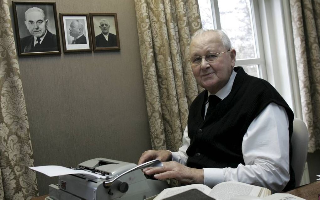 Ds. F. Mallan in zijn studeerkamer in Alblasserdam. Foto RD, Anton Dommerholt