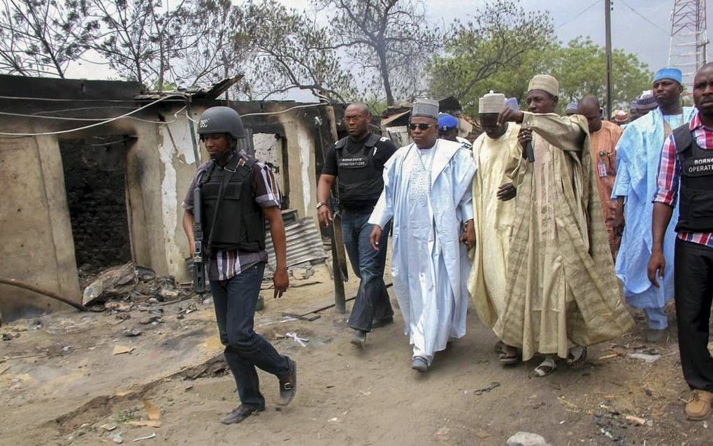 BAGA. De gouverneur van de Nigeriaanse staat Borno bezocht woensdag het vissersdorp Baga. Bij heftige confrontaties in het dorp tussen extremisten van Boko Haram en het leger zouden 187 mensen zijn omgekomen. beeld EPA