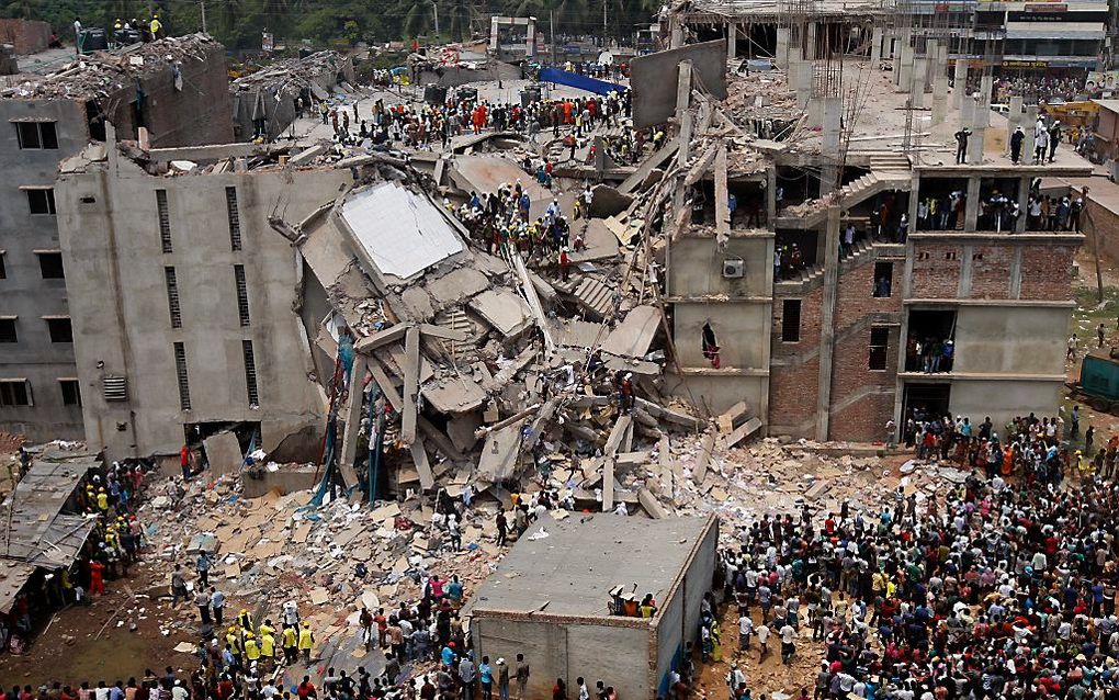 Reddingswerkers bij het gebouw Rana Plaza in Savar. Foto EPA