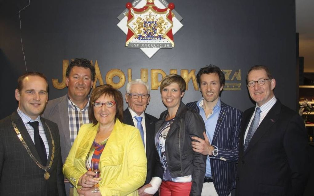 SLIEDRECHT. De familie Van Mourik, geflankeerd door burgemeester Van Hemmen (l.) en commissaris van de Koningin Franssen (r.). beeld Van Mourik