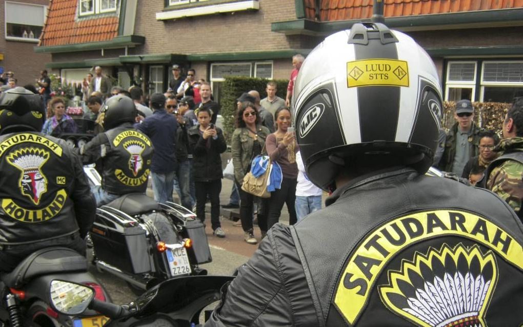 APELDOORN. Zeker 800 leden van de Molukse motorclub Satudarah reden gisteren Apeldoorn binnen om de verjaardag van de Molukse republiek RMS te vieren. De politie hield de stoet scherp in de gaten.  beeld RD